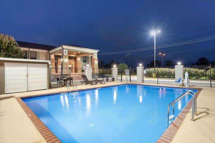 Pool 19 of 27